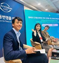 A group of people sitting in chairs

AI-generated content may be incorrect.