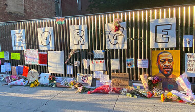 Um memorial improvisado para George Floyd, que foi morto após ser detido pela polícia, montado em Harlem, Nova York.