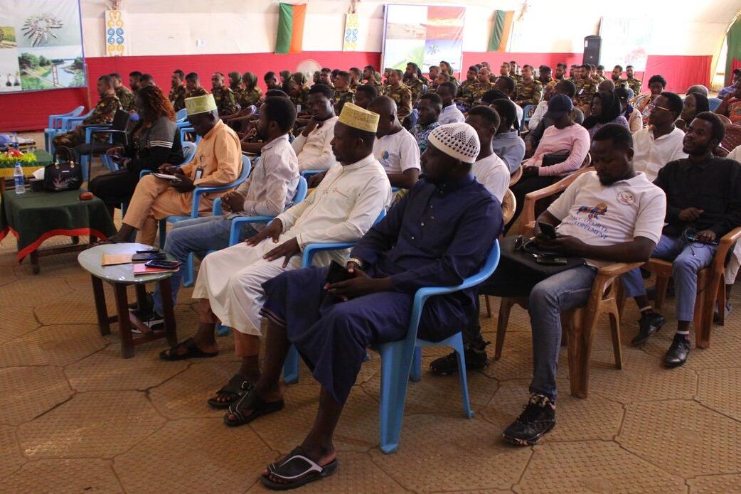 Un groupe assiste à une présentation.