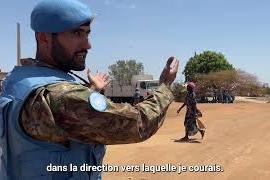 casque bleu montrant le chemin