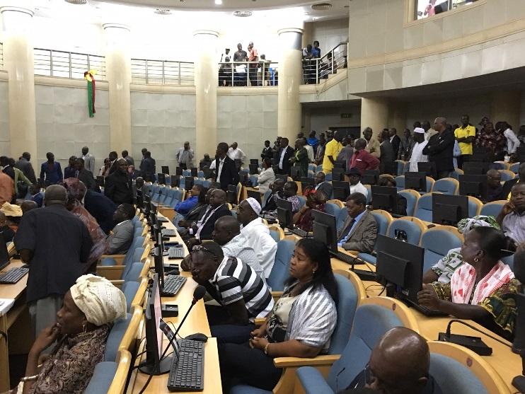 Protests in parlament led to the suspention of the debate